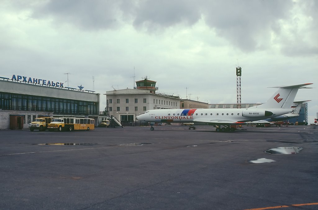 Аэропорт архангельск. Самолёт Талаги Архангельск. Самолет аэропорт Талаги Архангельск. Аэропорт Талаги СССР. Архангельск Симферополь.