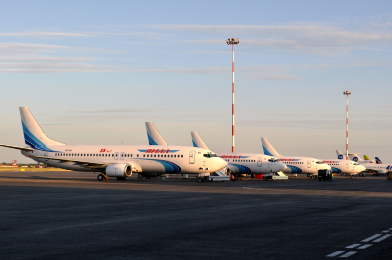 Самолет Ямал. Ямал авиакомпания самолеты. Boeing 737 Ямал. Сухой Суперджет 100 Ямал.